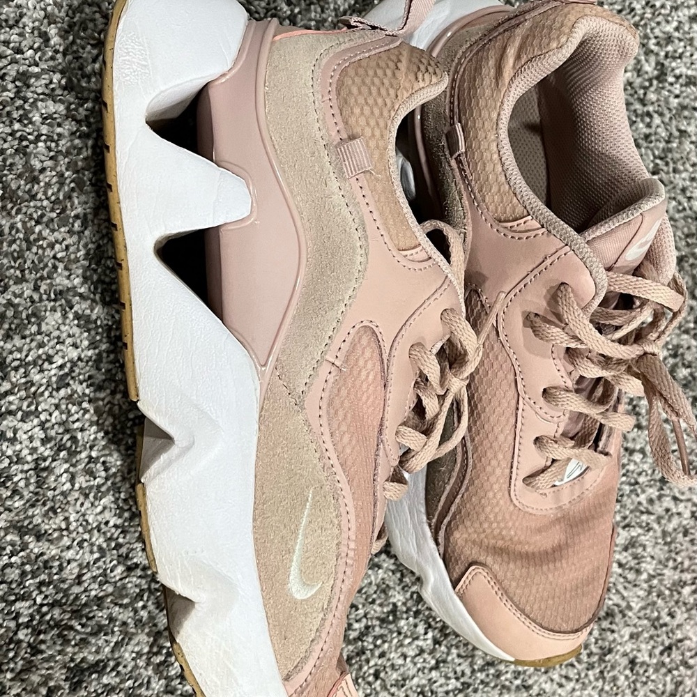 Nike RYZ Women's Pink Sneakers